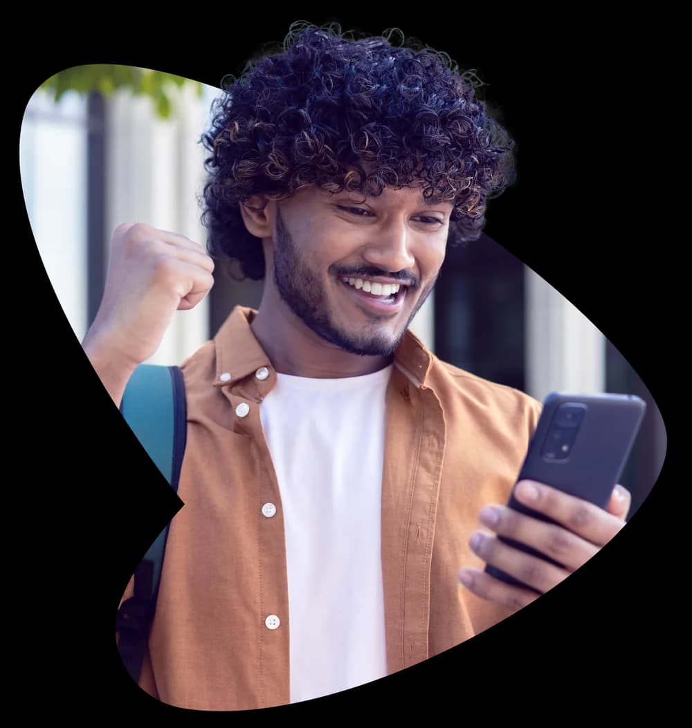 Cliente comemorando com o celular