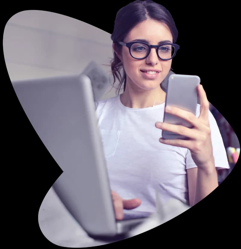 Cliente Voa usando notebook e celular