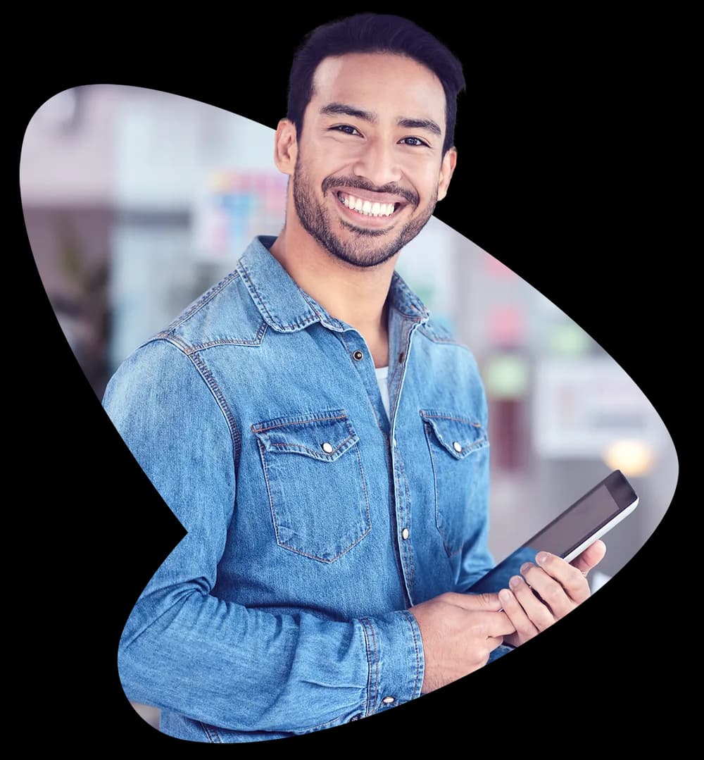 Cliente Voa sorrindo com tablet na mão